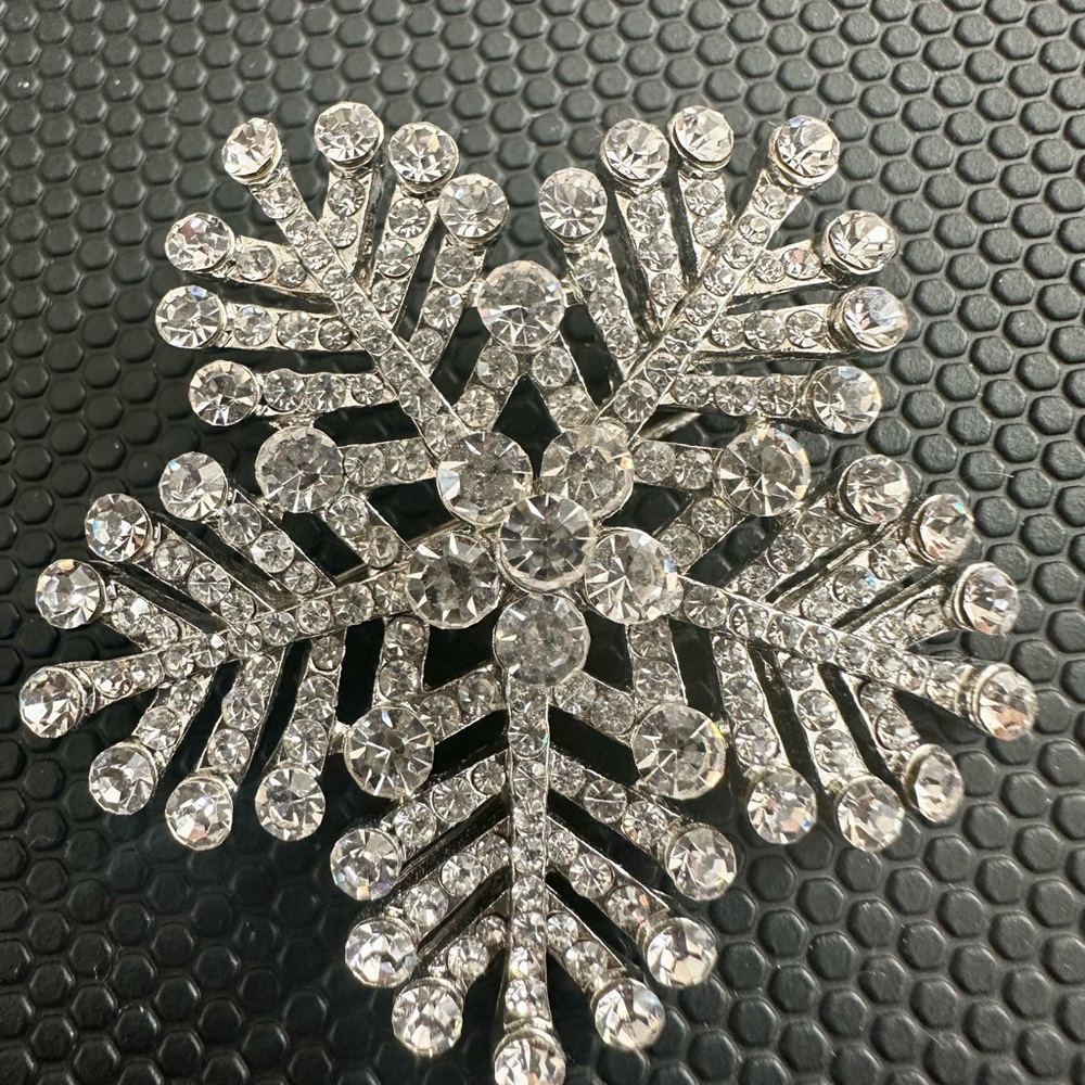Estate Crystal Rhinestone Snowflake Brooch / pendant - Picture 4 of 7